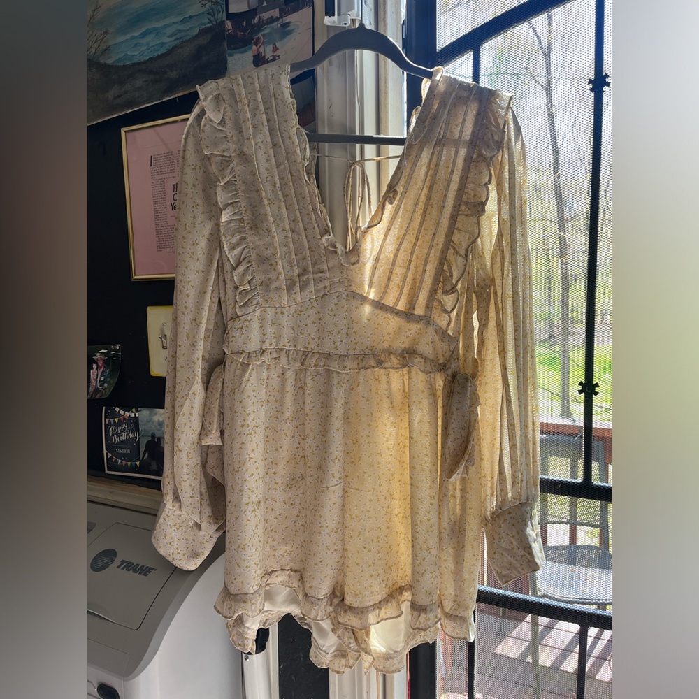 STORIA size large flowy zip up tie back floral romper. Fits to size, rarely worn